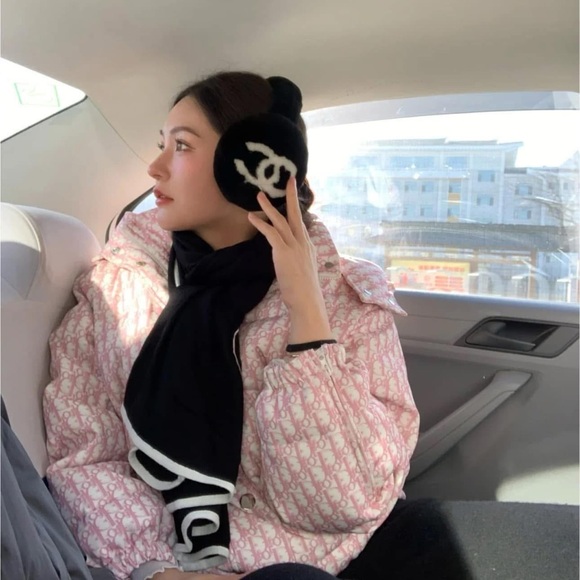 100% Authentic Chanel RECEIPT 25C Earmuffs Shearling Fur Teddy Ski Snow Sold out - Picture 11 of 12